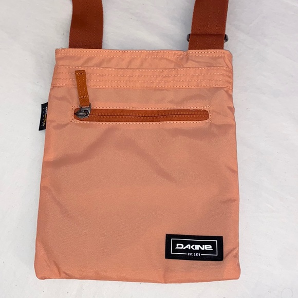 Dakine Handbags - NEW Dakine sporty cross body bag.‎